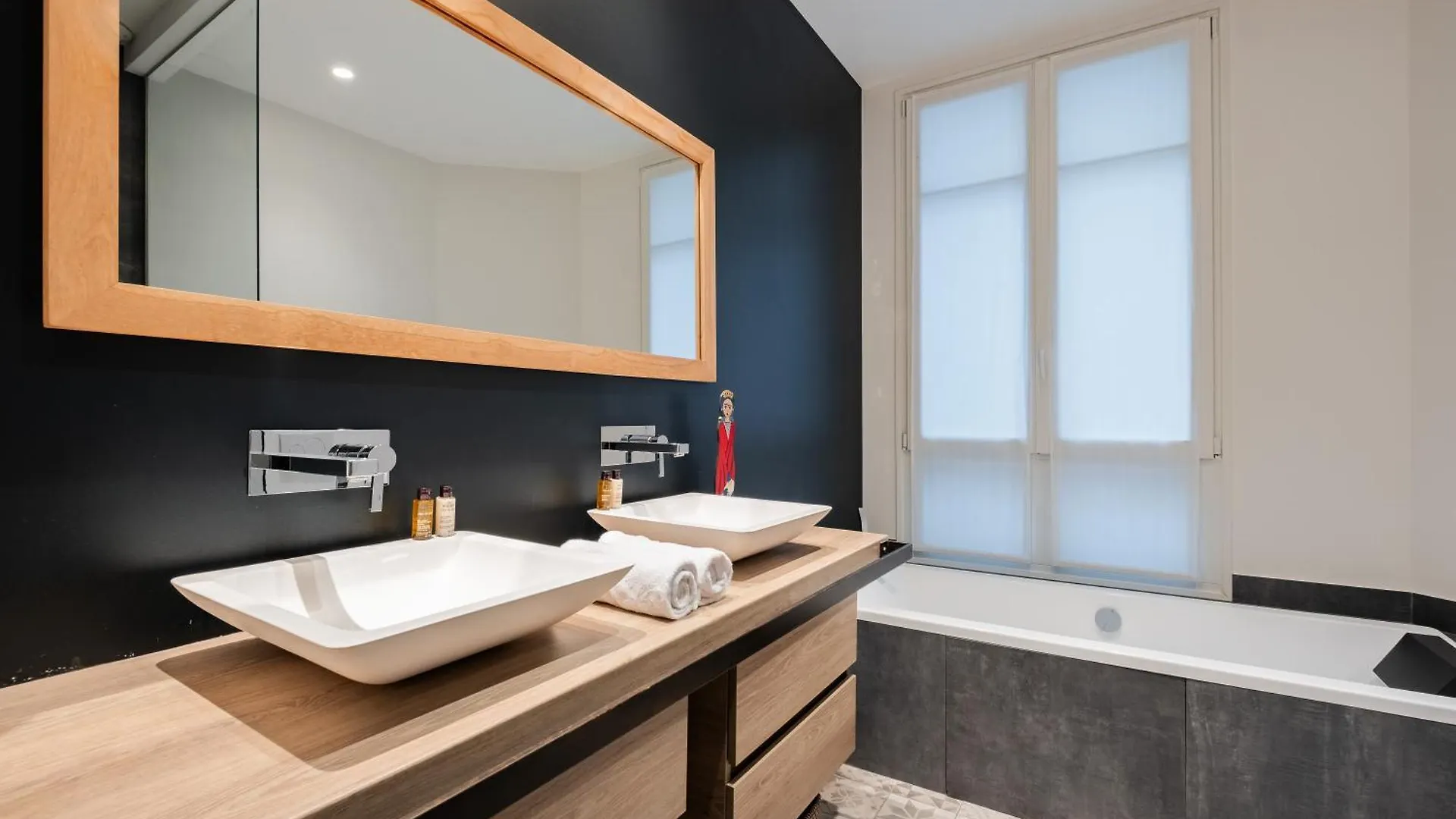 파리 Veeve - Light & Luxe In Les Batignolles 아파트 0*,