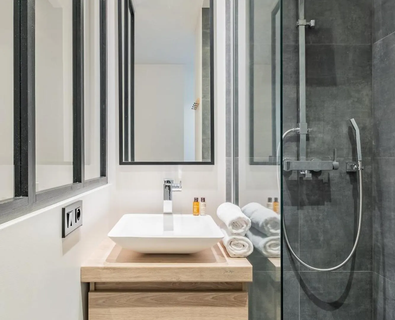 파리 Veeve - Light & Luxe In Les Batignolles 아파트 0*,